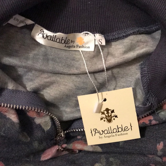 Adorable floral top with sequin LOVE on sleeves - Picture 5 of 6